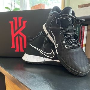 Nike Youth Kyrie Flytrap IV, Size 6.5 Y